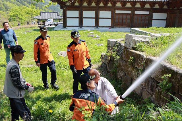NSP통신-김승룡 소방본부장이 고성군 건봉사에서 소방시설 작동 여부를 점검하고 있는 모습. (사진 = 강원소방)