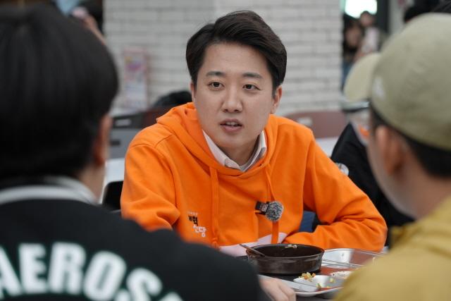 NSP통신-29일 이준석 개혁신당 대통령 후보가 한국항공대학교 학생들과 대화를 나누는 모습. (사진 = 개혁신당 선대본부)