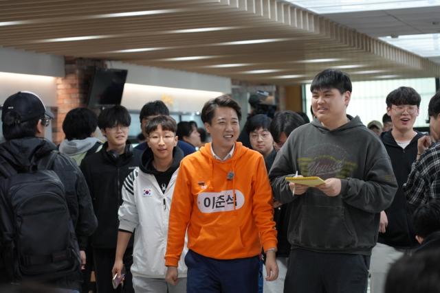 NSP통신-이준석 개혁신당 대통령 후보가 한국항공대학교 학생들과 이동하며 대화를 나누는 모습. (사진 = 개혁신당 선대본부)