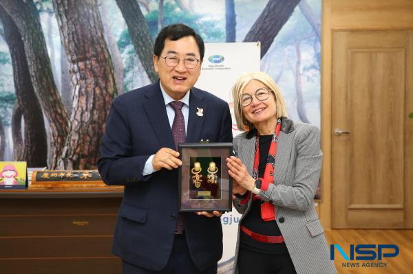 NSP통신-경주시는 29일 주낙영 경주시장이 에밀리아 가토(Emilia Gatto) 주한 이탈리아대사를 청사 내 대외협력실에서 접견하고 경주시와 이탈리아 도시 간 교류 협력 확대 방안을 논의했다고 밝혔다. (사진 = 경주시)