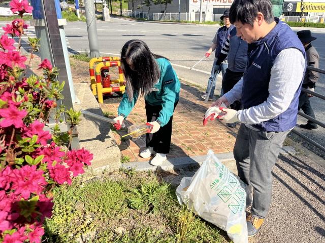 NSP통신-안성시농업기술센터에서 깨끗한 청사 만들기 대청소가 진행되고 있다. (사진 = 안성시)