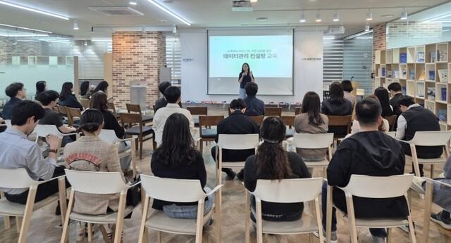 NSP통신-25일 중소기업지원센터에서 진행된 데이터 관리 컨설팅 교육 모습. (사진 = 화성시)