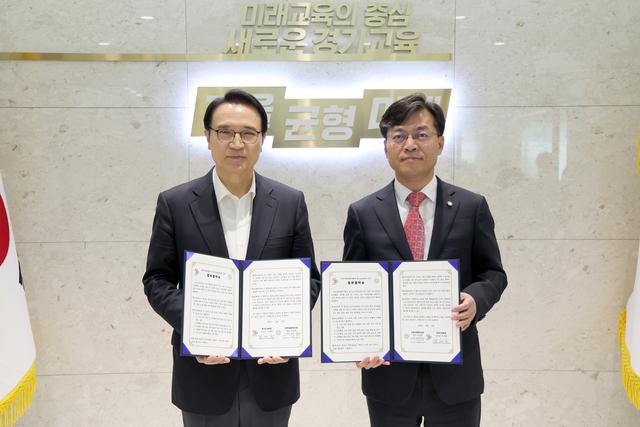 NSP통신-29일 임태희 경기도교육감(왼쪽)이 최정현 인천지방변호사회 회장과 업무협약 후 기념촬영을 하고 있다. (사진 = 경기도교육청)