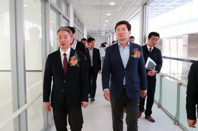 NSP통신-28일 이상일 용인특례시장이 개관식을 열고 정식 운영을 시작한 용인공영버스터미널 시설을 둘러보고 있다. (사진 = 용인특례시)