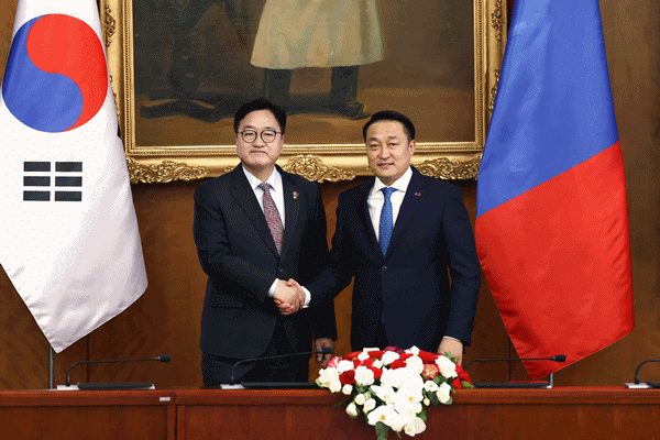 NSP통신-우원식 의장이 아마르바야스갈랑 몽골 국회의장과 악수하고 있다. (사진 = 국회의장 공보 수석실)