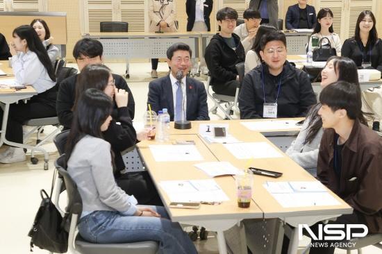 NSP통신-정인화 광양시장과 신규 공직자들 자유로운 소통 (사진 = 광양시청)