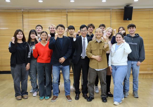 NSP통신-안양대학교 외국인 유학생들과의 기념촬영 모습. (사진 = 안양대학교)