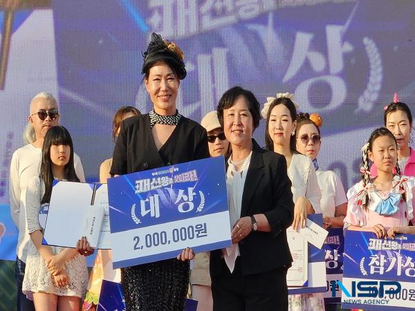 NSP통신-영남이공대학교 모델테이너과 학생들이 지난 26일 경북 문경시 점촌점빵길 일원에서 열린 2025 문경 패션왕을 찾아라! 패션대전에서 대상과 은상을 수상하며 2관왕의 영예를 안았다.​ 박신영 씨 수상 모습 (사진 = 영남이공대학교)
