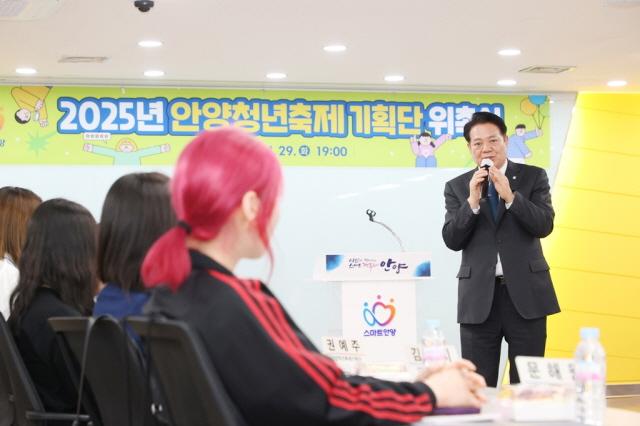 NSP통신-2025년 안양청년축제 기획단 위촉식에서 최대호 시장이 인사말을 하고 있다. (사진 = 안양시)