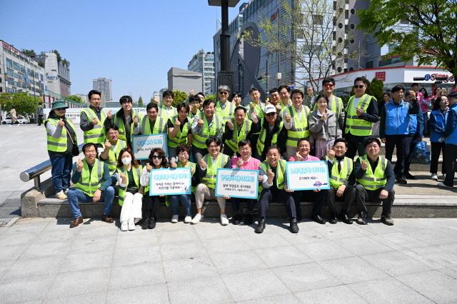 NSP통신-안산국제거리극축제를 앞두고 손님맞이 안산사랑 대청소 행사에 참여한 시민, 자원봉사단체, 공공기관 관계자들이 기념촬영을 하고 있다. (사진 = 안산환경재단)