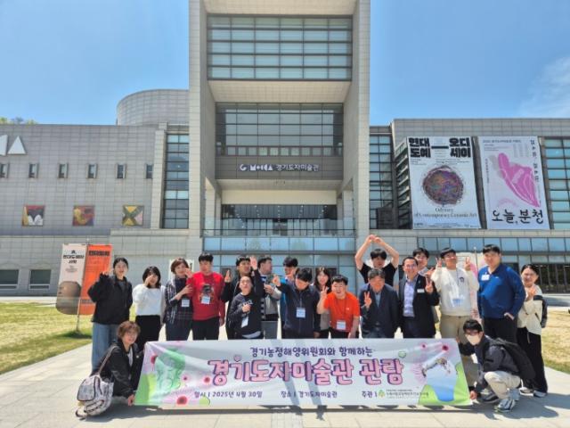 NSP통신-이오수 경기도의원이 경기도자미술관에서 진행된 예술 체험 행사 참여자들과 기념촬영을 하고 있다. (사진 = 이오수 의원실)