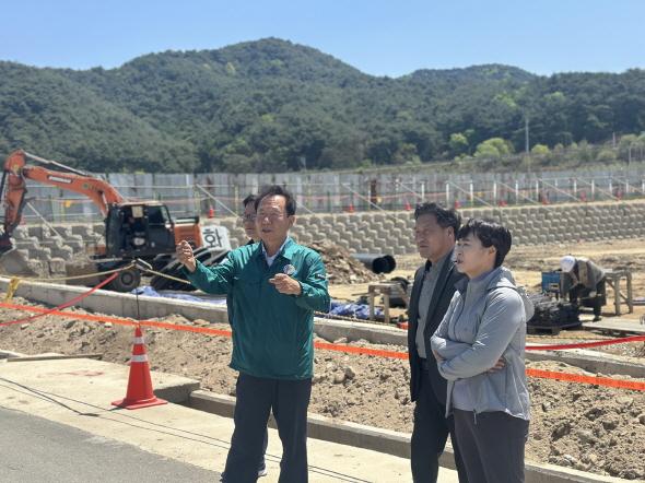 NSP통신-박현국 봉화군수 임대형 스마트팜단지 조성사업 현장 방문, 부지조성 및 온실공사 추진 상황 점검, 시공업체 관계자 격려 (사진 = 봉화군)