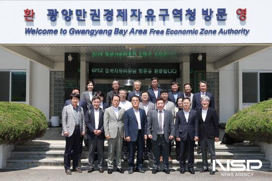 NSP통신-제1회 정책자문위원회 기념 찰영 (사진 = 광양만권경제자유구역청)