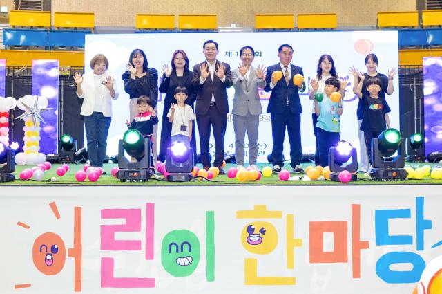 NSP통신-30일 이재준 수원시장(뒷줄 왼쪽 네번째)과 이재식 수원시의회 의장(뒷줄 오른쪽 세번째) 및 관계자들이 기념촬영을 하고 있다. (사진 = 수원시)