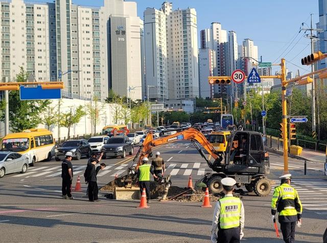 NSP통신-29일 화성시 관계자가 싱크홀 의심 구간의 도로지반 확인을 위해 굴착 작업을 하고 있다. (사진 = 화성시)
