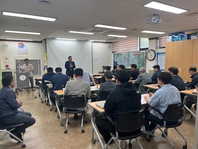 NSP통신-29일 화성시가 화성시맑은물사업소에서 상수도 대행업체 15개사를 대상으로 안전교육을 하고 있다. (사진 = 화성시)