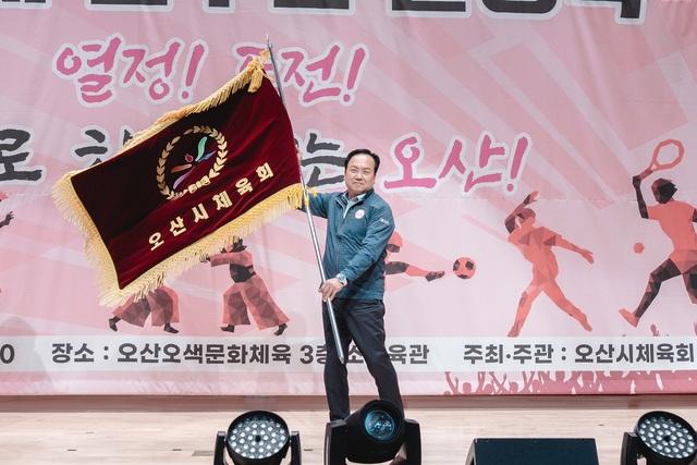 NSP통신-29일 이권재 오산시장이 오산시체육회 깃발을 흔들고 있는 모습. (사진 = 오산시)