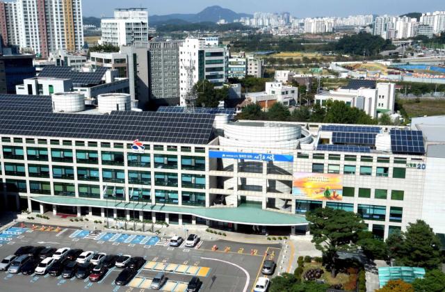NSP통신-시흥시청 옥상에 설치한 시흥시민햇빛발전소. (사진 = 시흥시)