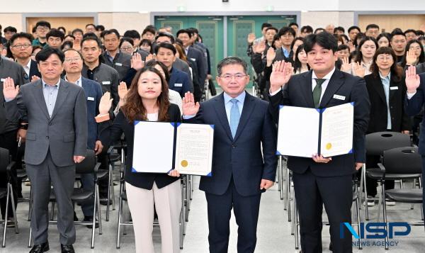 NSP통신-대구시 군위군은 1일 군청 대회의실에서 김진열 군수를 비롯한 직원 300여 명이 참석한 가운데 깨끗한 공직문화 조성을 위해 청렴 결의대회 및 청렴교육을 개최했다. (사진 = 군위군)