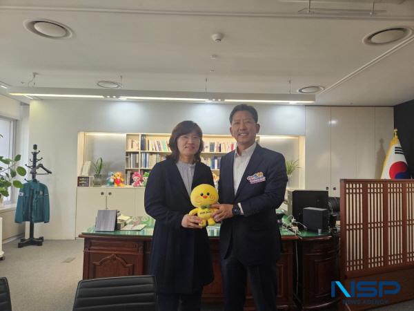 NSP통신-구미시는 지난 4월 28일부터 29일까지 2일간 정부세종청사 내 중소벤처기업부, 문화체육관광부, 환경부, 행정안전부를 차례로 방문해 지역 현안사업에 대한 설명과 함께 적극적인 국비 지원을 요청했다. 장미란 문화체육관광부 제2차관과 기념 촬영 (사진 = 구미시)