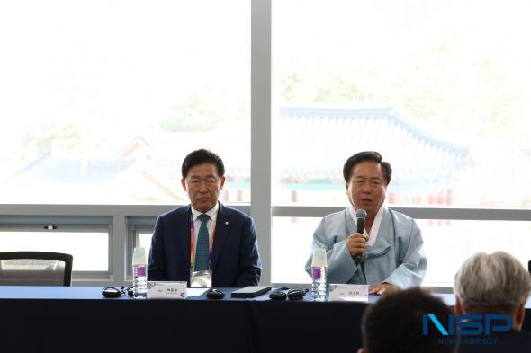 NSP통신-지난 2월부터 추진한 해외 바이어 사전 매칭과 관내 수출기업 홍보책자 사전 배부 등 지속적인 수출 교류 활동의 결실로 22건 116만 달러(16억 원) 상당은 구매 의사 확인을 거쳐 업무협약(MOU) 체결로 이어졌으며 136건 700만 원의 판매 성과도 이뤄냈다. (사진 왼쪽 월드옥타 박종범 회장, 오른쪽 권기창 안동시장) (사진 = 김오현기자)