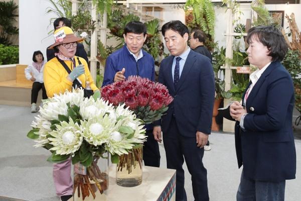 NSP통신-2025 고양국제꽃박람회을 방문해 꽃 해설사 투어 프로그램에 참여 중인 김운남 고양특례시의회 의장 (사진 = 고양시의회)