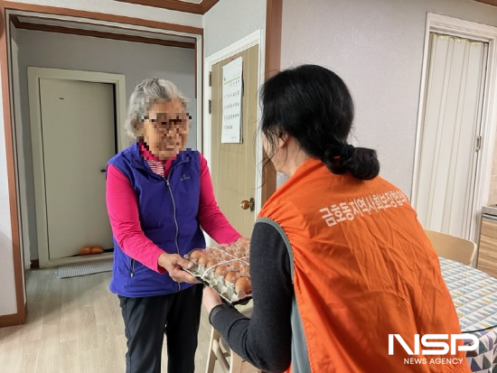 NSP통신-달걀 한 판 전달 (사진 = 광양시청)