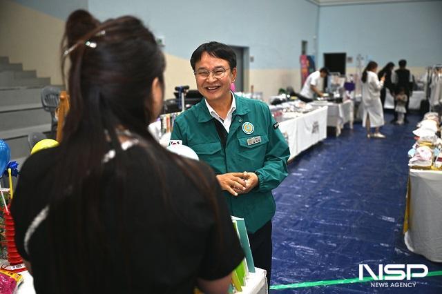 NSP통신-완주군의회 김재천 부의장은 지난 1일 봉동읍에 위치한 현대자동차 인화관을 찾아 50여개의 지역 소상공인 업체가 참여한 프리마켓 현장을 방문하고 운영자 및 주민들과 소통하며 애로사항을 청취했다. (사진 = 완주군의회)