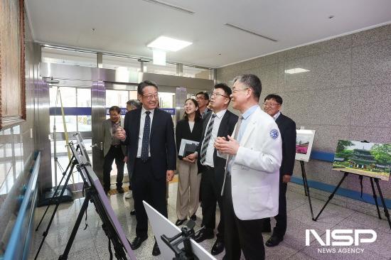 NSP통신-광양만권경제자유구역청 임직원들 제10회 어울림展 전시 작품 관람 (사진 = 광양만권경제자유구역청)