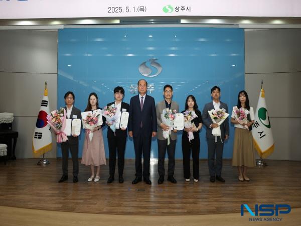 NSP통신-상주시는 지난 1일 5월 정례조회에서 2024년 하반기 적극행정 우수공무원 6명, 우수팀 1팀을 선발해 시상했다. (사진 = 상주시)
