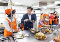 [NSP PHOTO]구민 건강 챙기는 진교훈 강서구청장, 제철 식재료로 건강 챙기세요