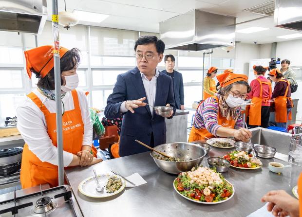 NSP통신-진교훈 서울 강서구청장(왼쪽 두 번째)이 2일 강서평생학습관에서 열린 제철 식재료 영양교실에 참석해 주민과 대화하고 있다. (사진 = 강서구청)