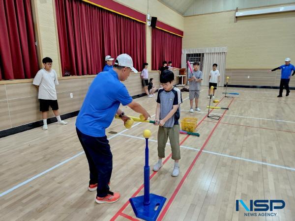 NSP통신-지난해 7월 영진전문대학교 스포츠재활과가 지리산 인근에 있는 마천초등학교를 방문해 찾아가는 티볼교실 재능기부를 펼치는 모습 (사진 = 영진전문대학교)