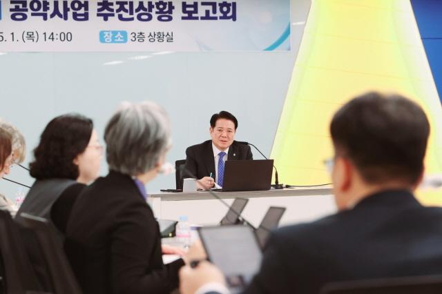 NSP통신-최대호 시장이 1일 오후 2시 시청 3층 상황실에서 2025년 상반기 공약사업 추진상황 보고회를 주재하고 있다. (사진 = 안양시)