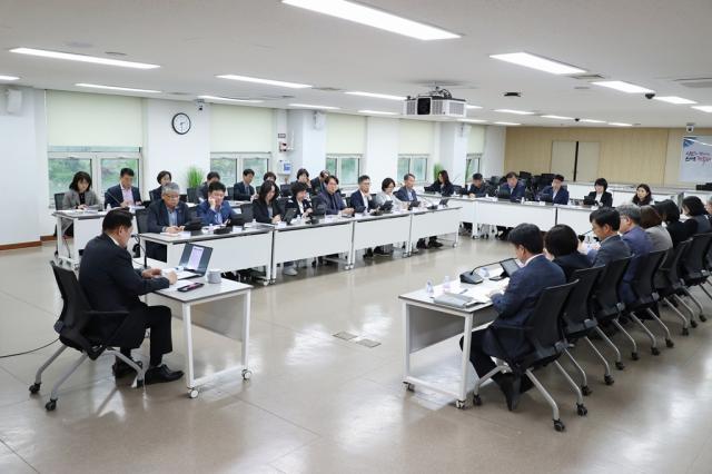 NSP통신-최대호 안양시장 주재로 열린 2025년 상반기 공약사업 추진상황 보고회 모습. (사진 = 안양시)