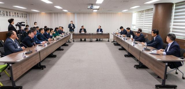 NSP통신-안산시의회 의원들이 2일 시의회를 찾은 몽골 더르너드주 대표단과 간담회를 가졌다. 사진은 이날 의회 대회의실에서 열린 간담회 모습. (사진 = 안산시의회)