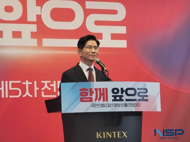 NSP통신-3일 김문수 국민의힘 대선후보가 기자들의 질문에 답변하고 있다. (사진 = 강수인 기자)