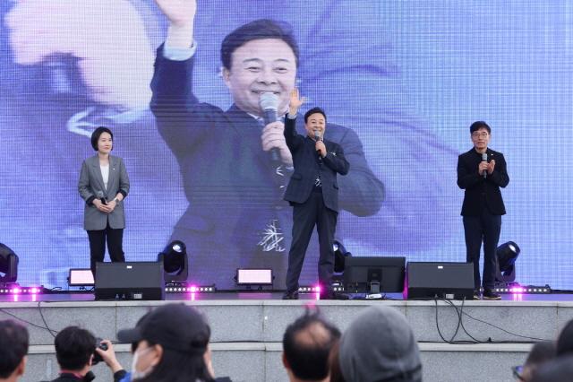 NSP통신-왕송호수공원 일원에서 3일 열린 2025 의왕어린이철도축제에서 김성제 시장이 인사말을 하고 있다. (사진 = 의왕시)
