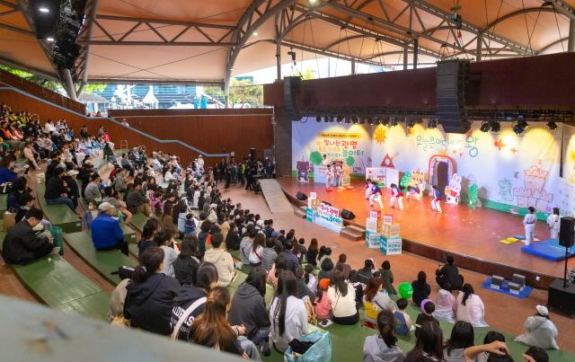 NSP통신-3일 광명시민체육관에서 제103회 어린이날을 맞아 빛나는 광명, 꿈을 키우는 어린이들의 놀이터를 주제로 기념행사가 진행되고 있다. (사진 = 광명시)
