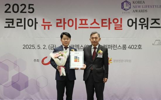 NSP통신-(왼쪽부터)박노길 일동후디스 이사, 홍준호 조선일보 발행인 (사진 = 일동후디스 제공)