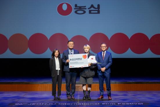 NSP통신-전주국제영화제 농심신라면상 시상. 사진 왼쪽 두번째부터 농심 심규철 상무, 성스러운 감독 (사진 = 농심 제공)