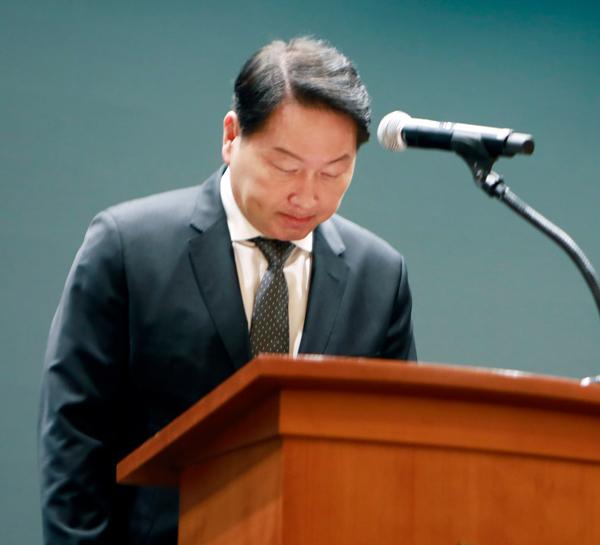 NSP통신-최태원 SK그룹 회장이 SK텔레콤 해킹 사과와 관련해 대국민 사과를 하고 있다. (사진 = SKT)