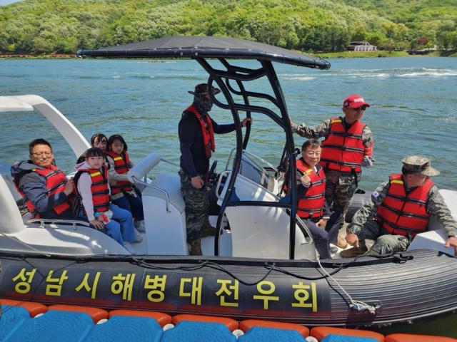 NSP통신-신상진 성남시장이 제103회 어린이날을 맞아 분당구 율동공원 호수에서 개최된 해병대 고무보트 승선 체험 행사에 참석해 직접 승선체험을 하고 있다. (사진 = 성남시)