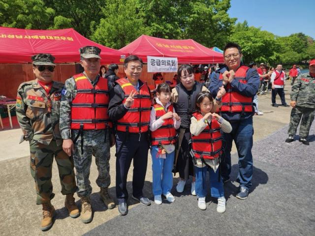 NSP통신-신상진 성남시장이 제103회 어린이날을 맞아 분당구 율동공원 호수에서 개최된 해병대 고무보트 승선 체험 행사에 참석해 현장을 찾은 시민들과 기념촬영을 하고 있다. (사진 = 성남시)