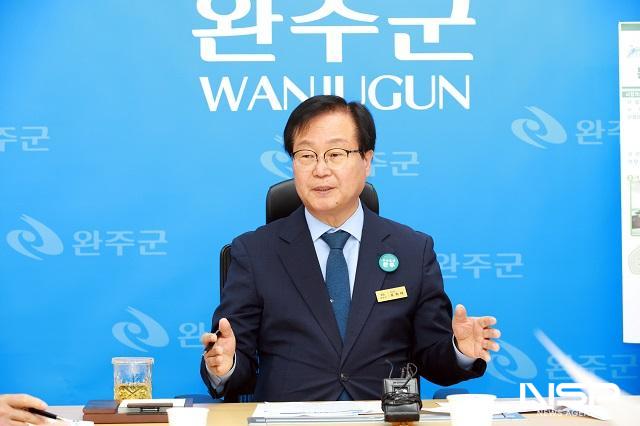 NSP통신-유희태 완주군수가 7일 군청 브리핑룸에서 기자간담회를 열고, 완주군의 문화선도형 산업단지 조성계획을 공식 발표하고 있다. (사진 = 완주군)