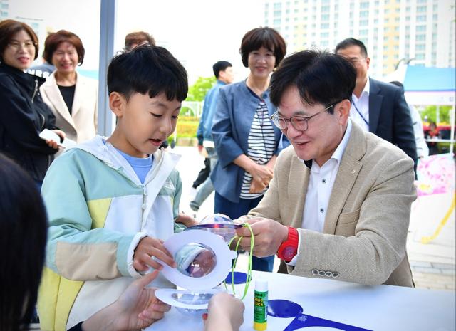 NSP통신-김병수 김포시장이 어린이와 눈높이를 맞춰 소통하고 있는 모습. (사진 = 김포시)