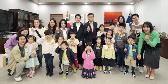 NSP통신-신상진 성남시장이 제28회 성남어린이날 큰잔치 행사에 앞서 어린이 등 20여 명과 만남의 시간 가운데 함께 기념촬영을 하고 있다. (사진 = 성남시)