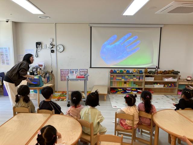 NSP통신-양양군에서 어린이들에게 손씻기의 중요성을 교육하고 있는 모습. (사진 = 양양군)