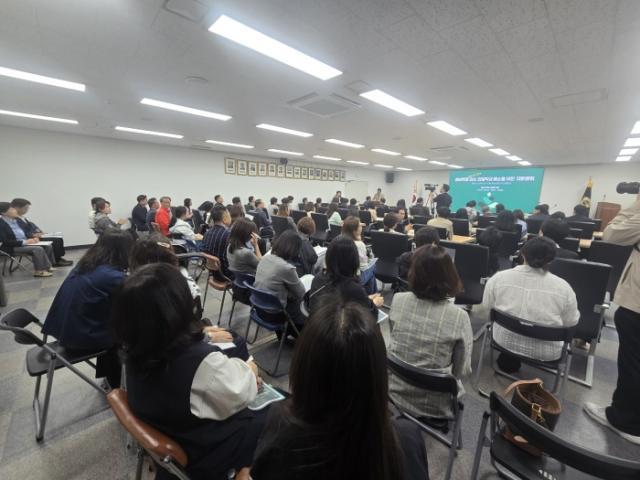 NSP통신-성남위례(복정지구)과소과밀학급 해소를 위한 대토론회에 참석한 주민들의 모습. (= 성남시의회 국민의힘협의회)