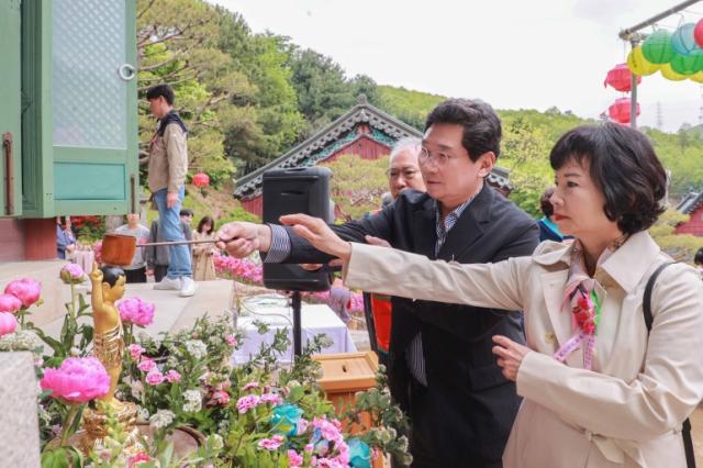 NSP통신-이상일 용인특례시장은 5일 부처님 오신 날을 맞아 화운사 등 지역 사찰 3곳을 방문해 참배하고 불자, 시민들과 함께 부처님의 탄신을 축하했다.